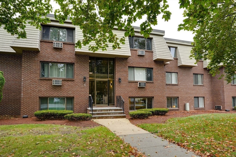 4 Hallmark Gardens unit 2, Burlington, MA 01803 - photo 1