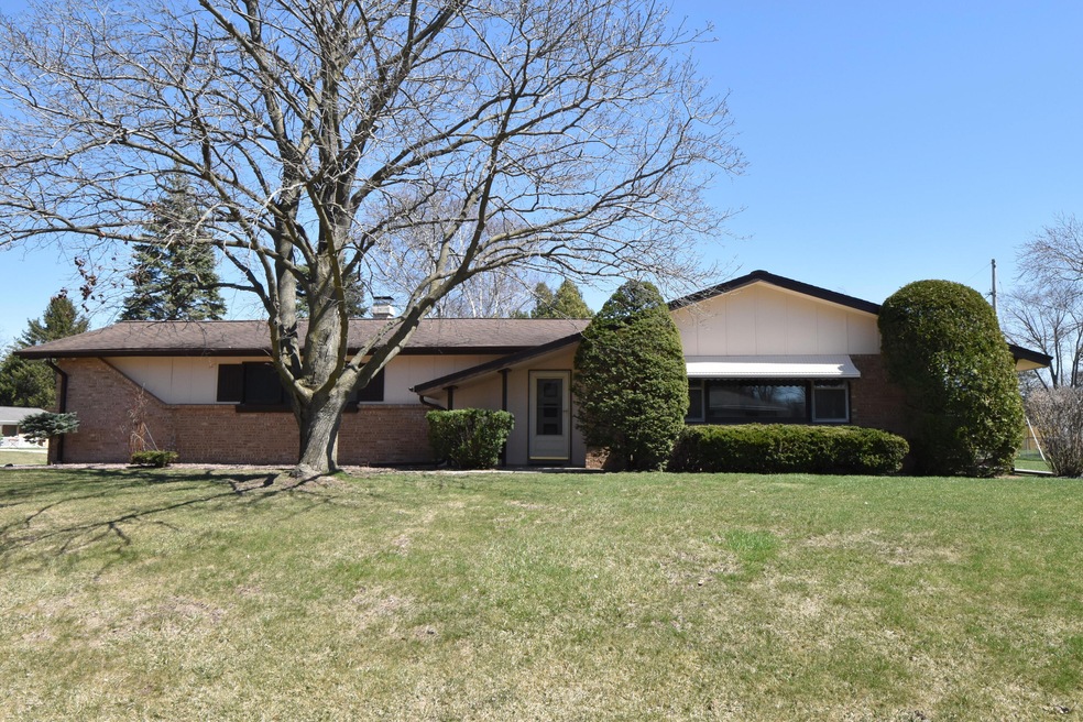 6410 S 118th St, Franklin, WI 53132 - photo 1