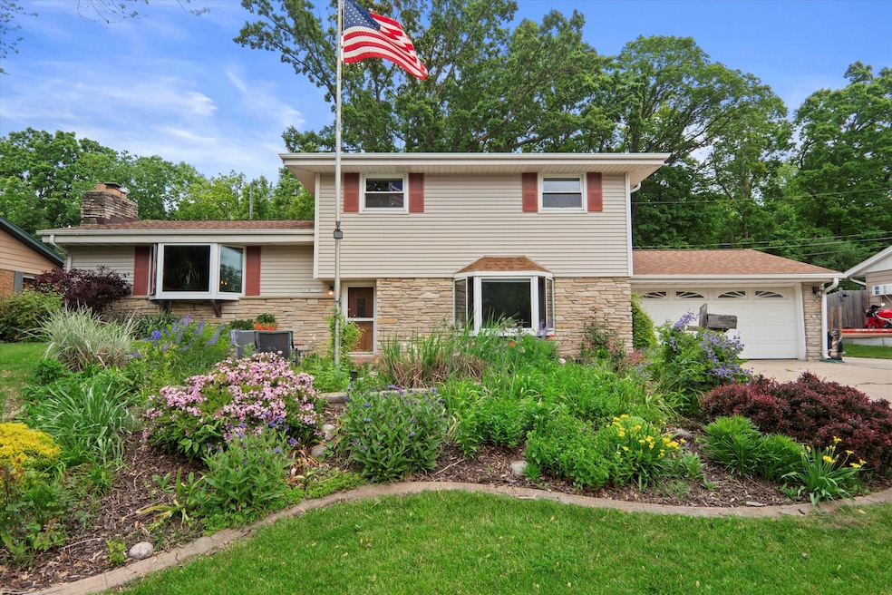 N91W17752 Saint Regis Dr, Menomonee Falls, WI 53051 - photo 1