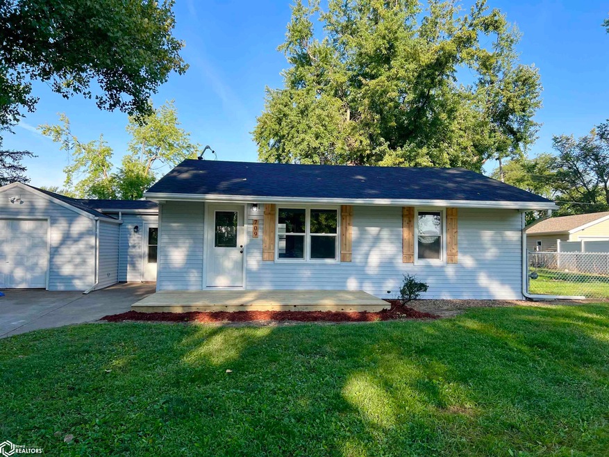 709 E 25th St S, Newton, IA 50208 - photo 1