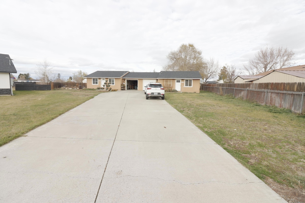 213 E Sage Ln, Culver, OR 97734 - photo 1