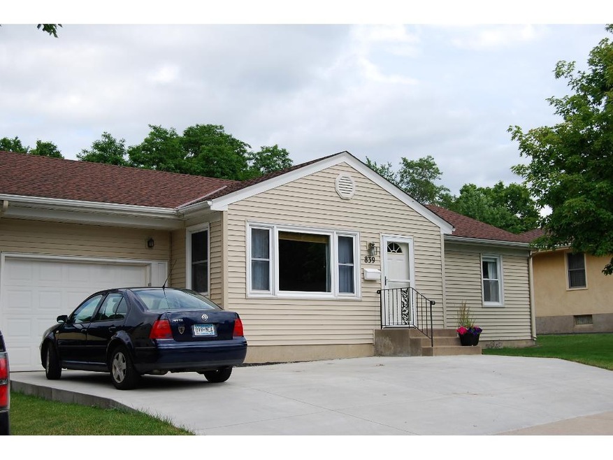 Adorable Shakopee Rambler! Vinyl siding & nice roo