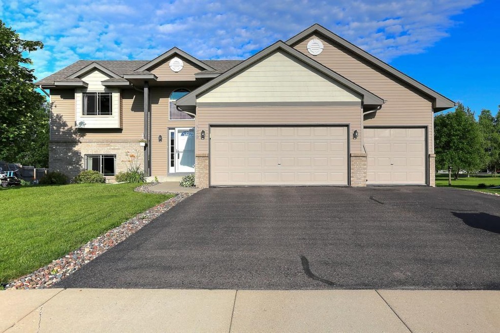 WELCOME HOME!  529 Frankfort Way, Waverly, MN