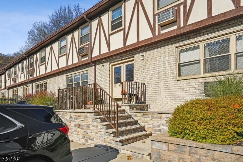 89 Treetop Ct, Bloomingdale, NJ 07403 - photo 1