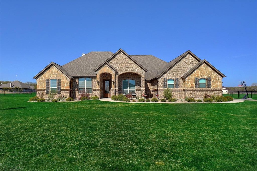 305 Lavender Cir, Springtown, TX 76082 - photo 1