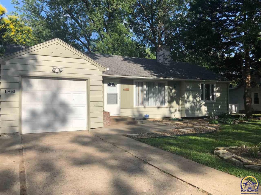 1910 SW Arnold Ave, Topeka, KS 66604 - photo 1