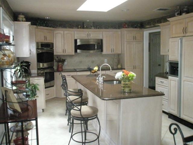 160 Schweitzer Ln, Nanuet, NY 10954 - photo 1