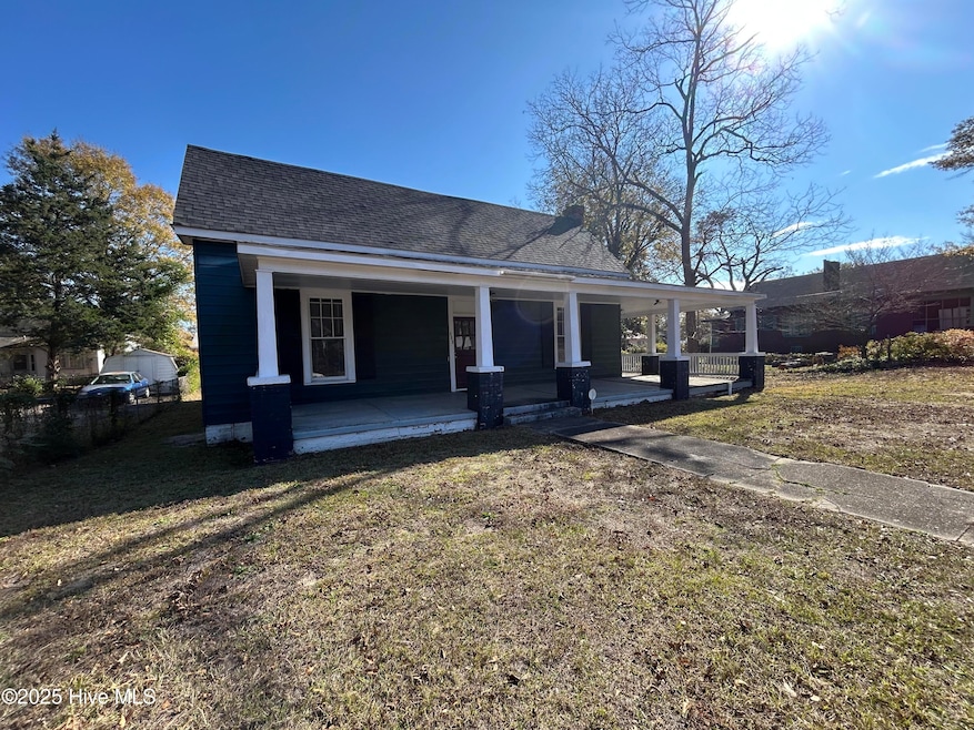 509 Champlain St, Hamlet, NC 28345 - photo 1