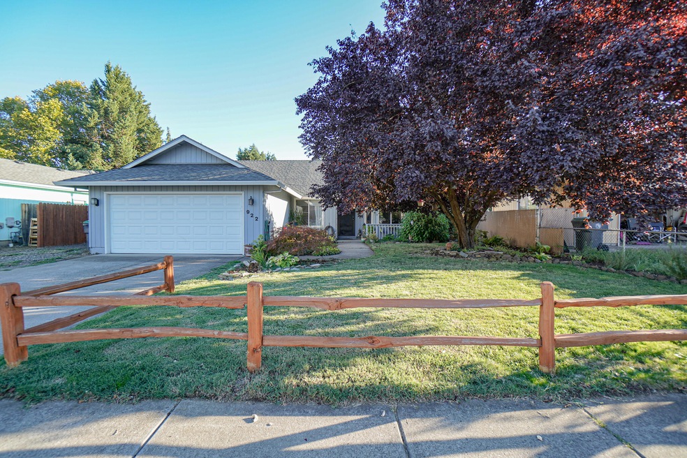 922 Hopkins Rd, Central Point, OR 97502 - photo 1