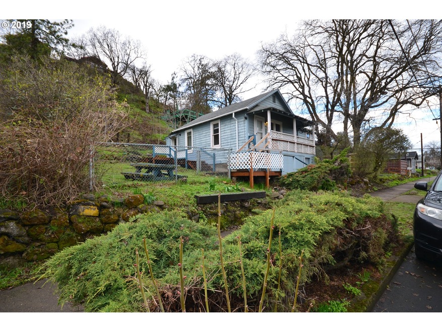 404 E 14th St, the Dalles, OR 97058 - photo 1