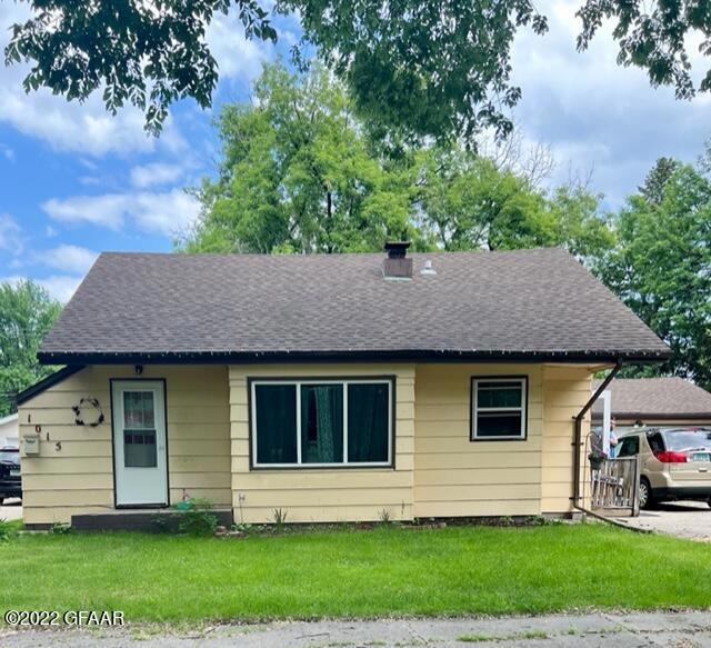1015 S 10th St, Grand Forks, ND 58201 - photo 1