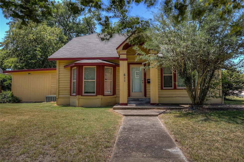 611 Chestnut St, Bonham, TX 75418 - photo 1