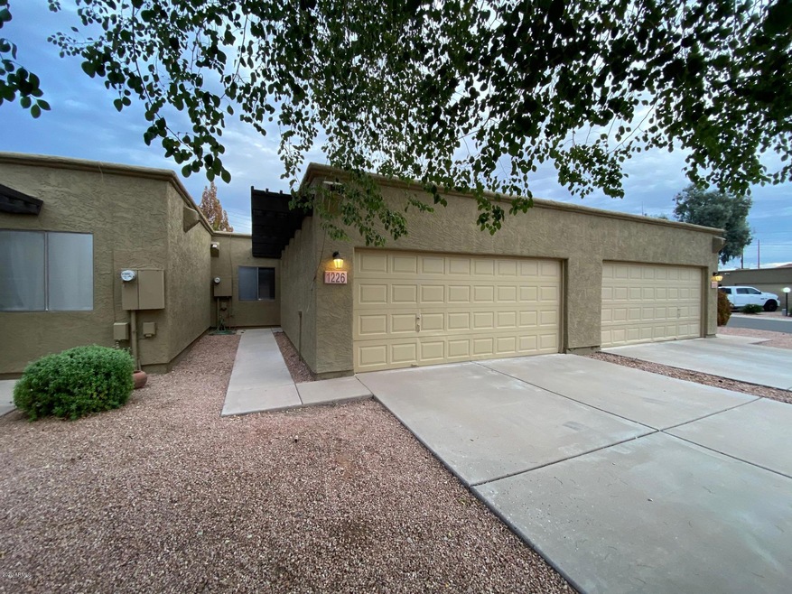 1226 E Bluebell Ln