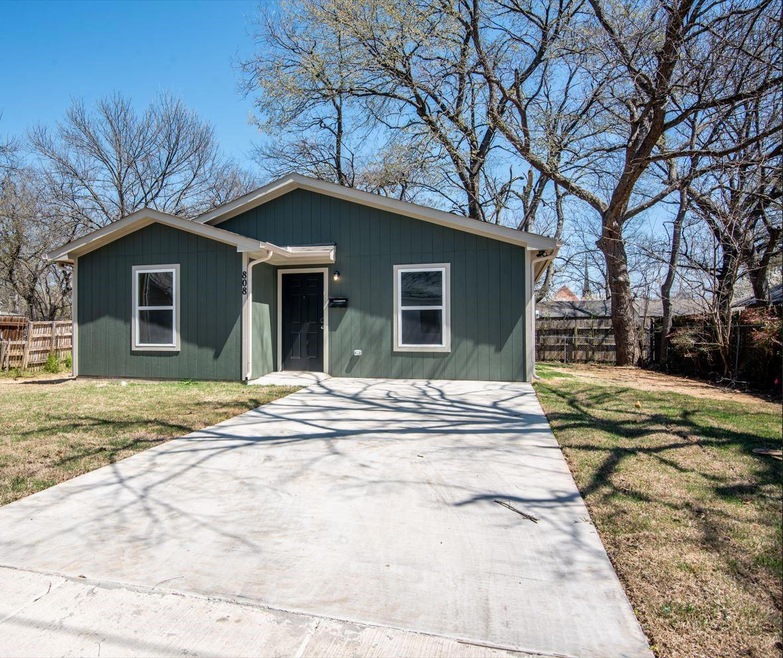 808 Poplar St, Bonham, TX 75418 - photo 1