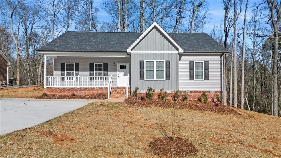 519 Kelly Cir, Asheboro, NC 27203 - photo 1