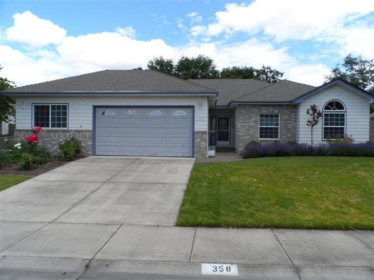 358 Meadowbrook Dr, Central Point, OR 97502 - photo 1