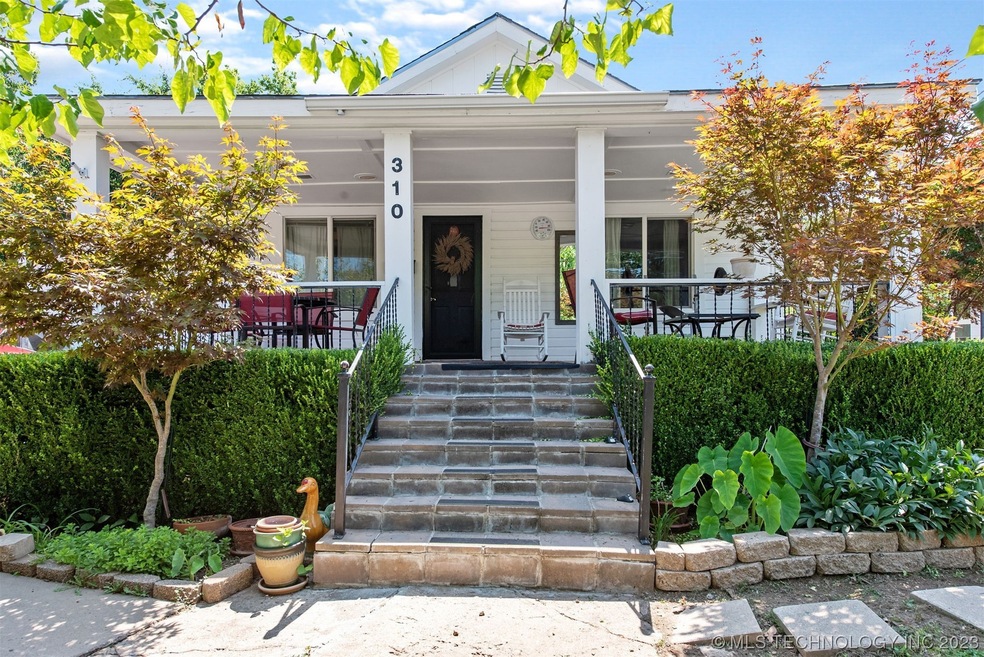 Large front porch with a view of Sequoyah City Par