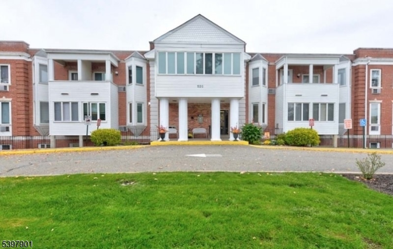 520 Turnpike C125, Pequannock Twp., NJ 07444 - photo 1