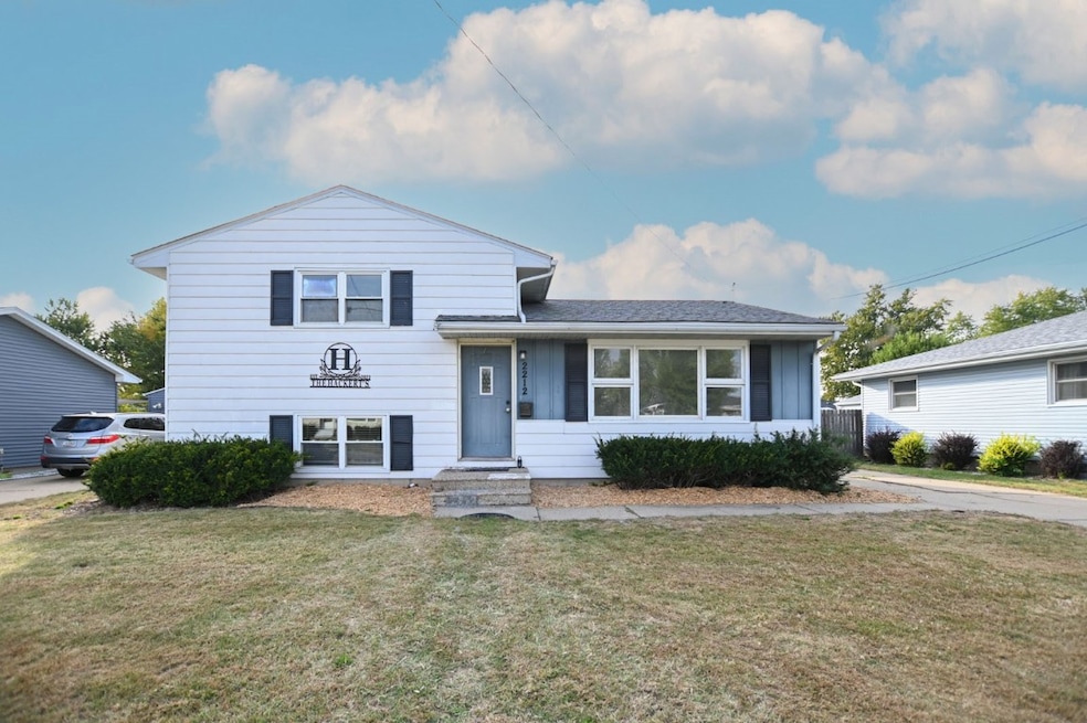 2212 Deborah Dr SW, Cedar Rapids, IA 52404 - photo 1