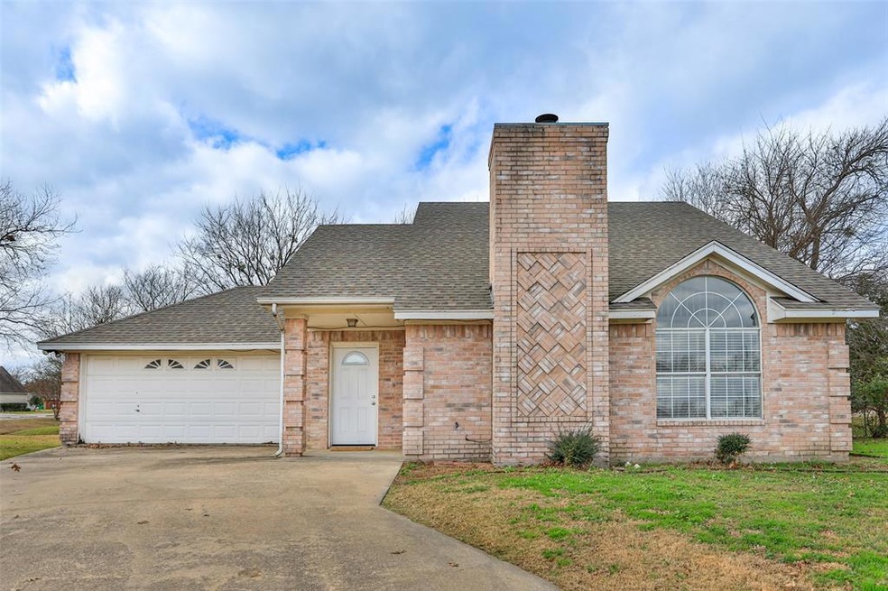 1115 Oxford Dr, Gainesville, TX 76240 - photo 1