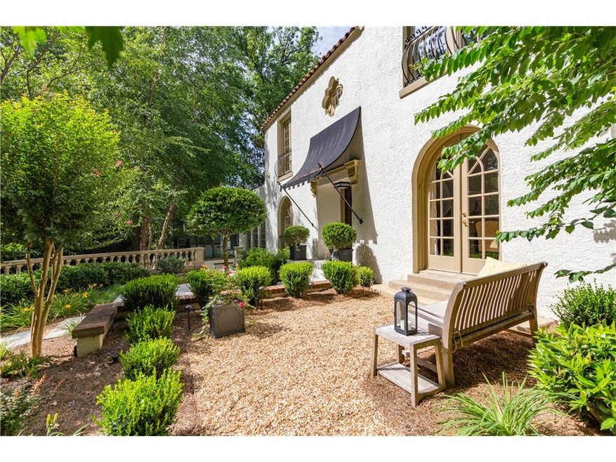 A wonderful pea gravel garden as you enter the hom