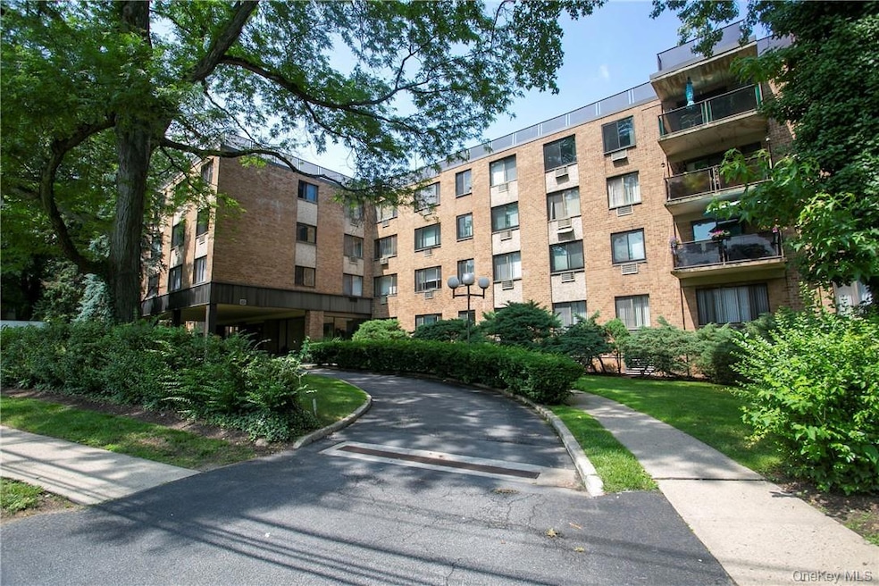 1101 Midland Ave unit 402, Bronxville, NY 10708 - photo 1