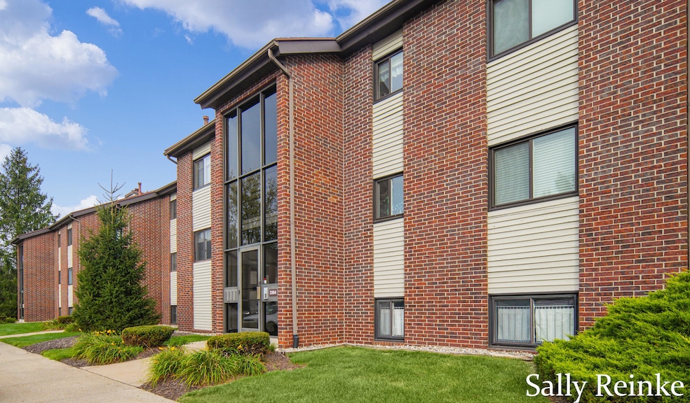 3364 Devonwood Hills NE unit C, Grand Rapids, MI 49525 - photo 1