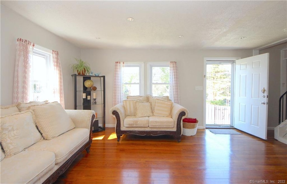 8 Wildmere Ln, Norwalk, CT 06851 - photo 1