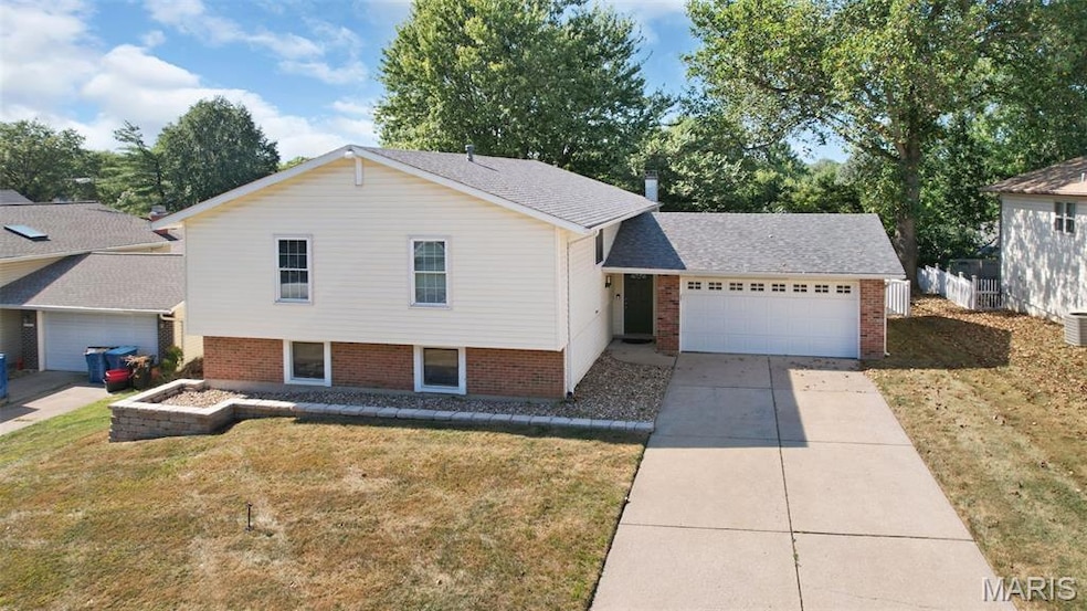 1511 Shadow Ln, Saint Charles, MO 63303 - photo 1