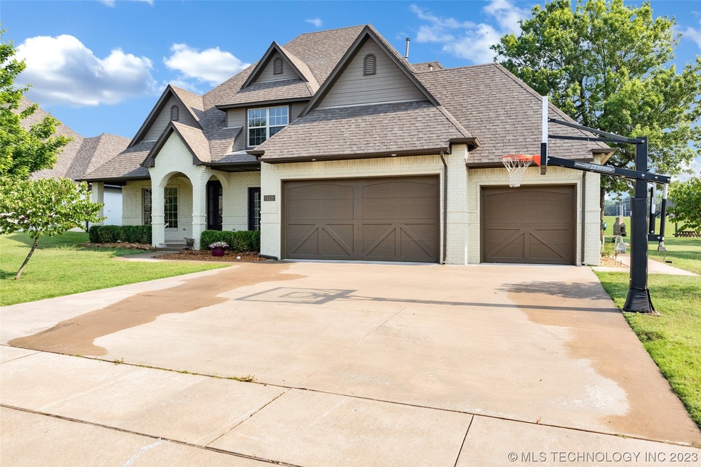 Gated neighborhood in heart of Owasso w/ close pro