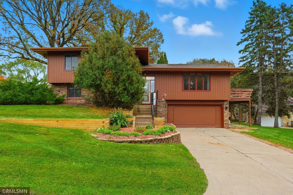 944 Pine View Ct, Saint Paul, MN 55119 - photo 1