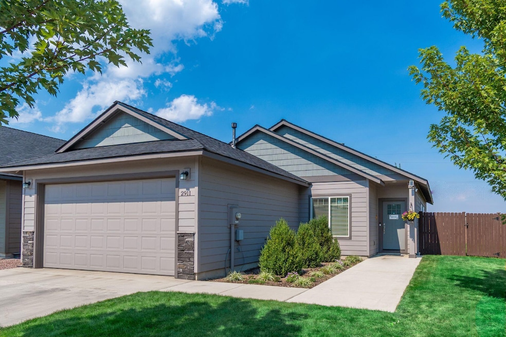 2911 NW Hemlock Ln, Redmond, OR 97756 - photo 1