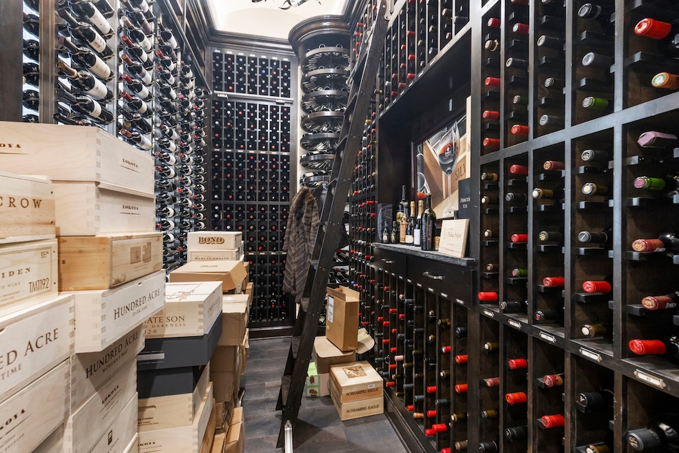 Discover your inner sommelier with this 900+ bottl