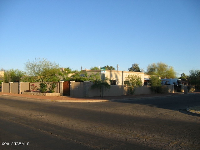2900 E Elm