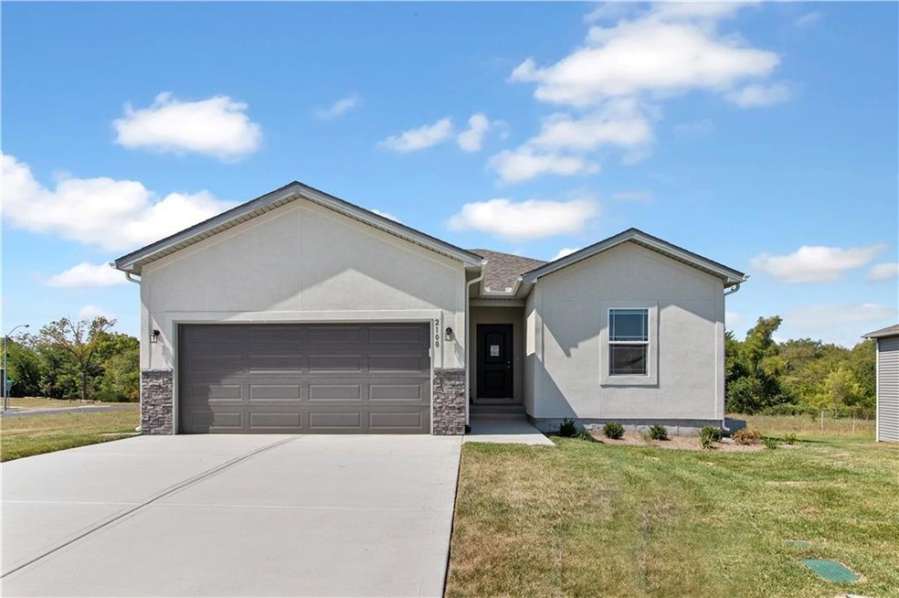 2100 Creek View Ln, Raymore, MO 64083 - photo 1