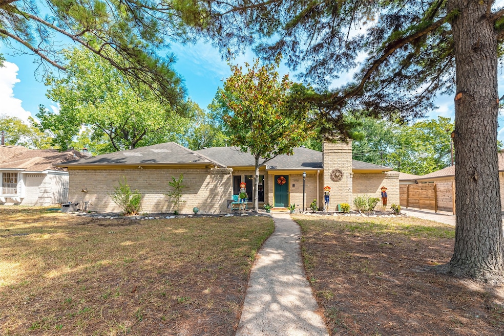 7806 Maple Tree Dr, Houston, TX 77088 - photo 1