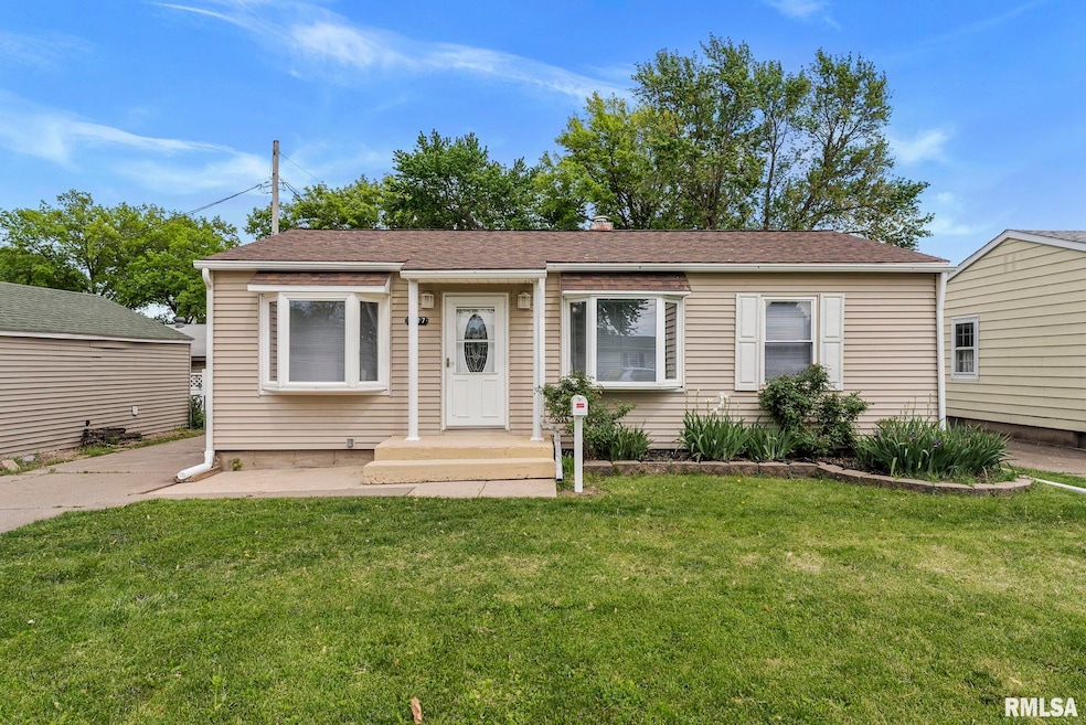 1217 S Zenith Ave, Davenport, IA 52802 - photo 1