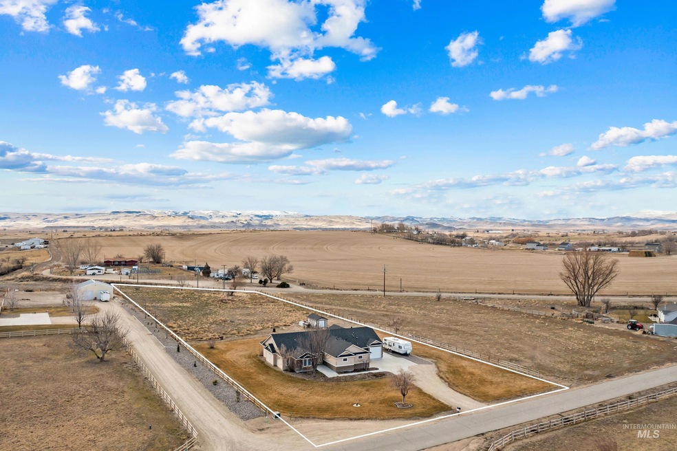 2549 Royal Vista Dr, Homedale, ID 83628 - photo 1