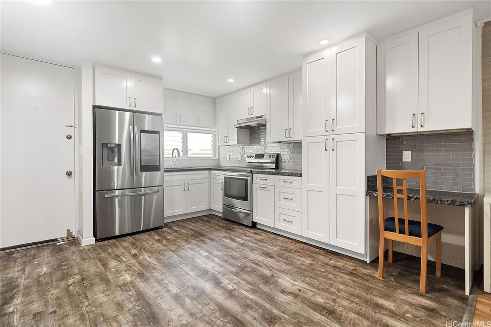 This beautiful L shaped kitchen features a conveni