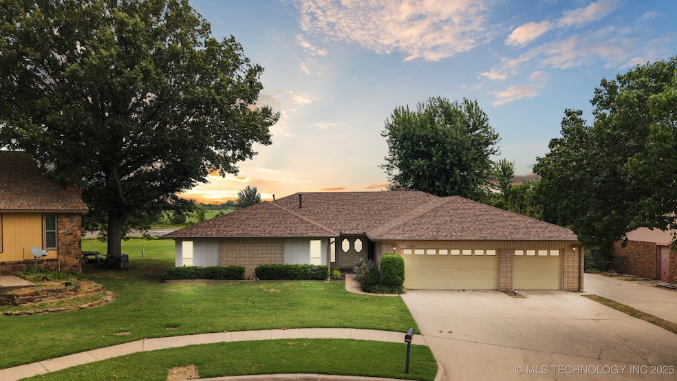 1601 Merlin Cir, Pryor, OK 74361 - photo 1