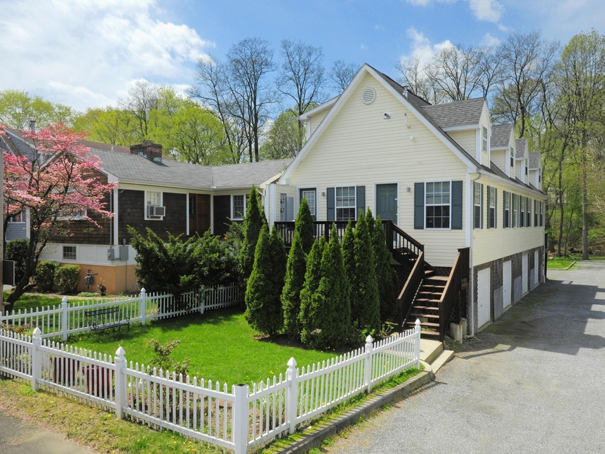 14 Hollow Wood Ln unit B, Greenwich, CT 06831 - photo 1