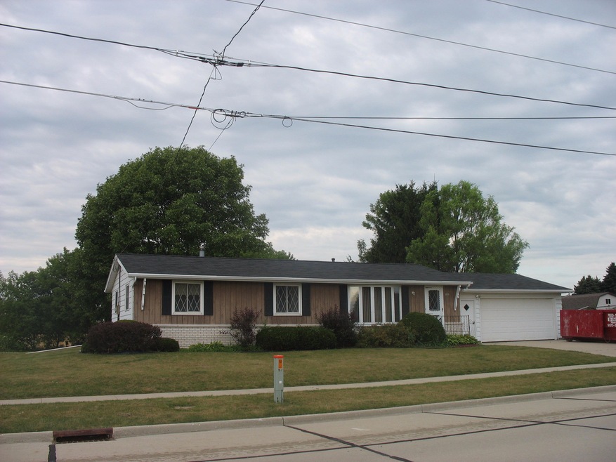 2502 S 35th St, Manitowoc, WI 54220 - photo 1