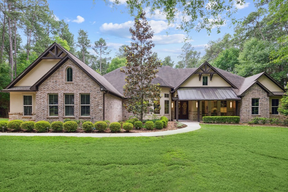 Teaswood Estate on +/- one full acre with private pool!