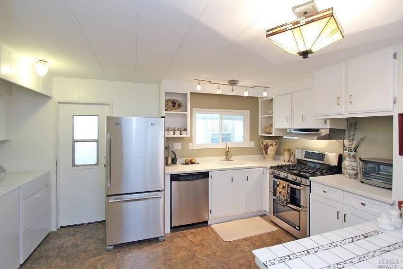 Kitchen boasts new stainless steel 5-burner LG gas