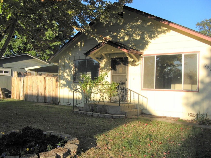 909 SW Laurel St, Grants Pass, OR 97526 - photo 1