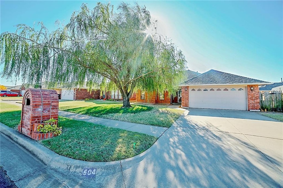 604 E Ne 21 Street St, Moore, OK 73160 - photo 1