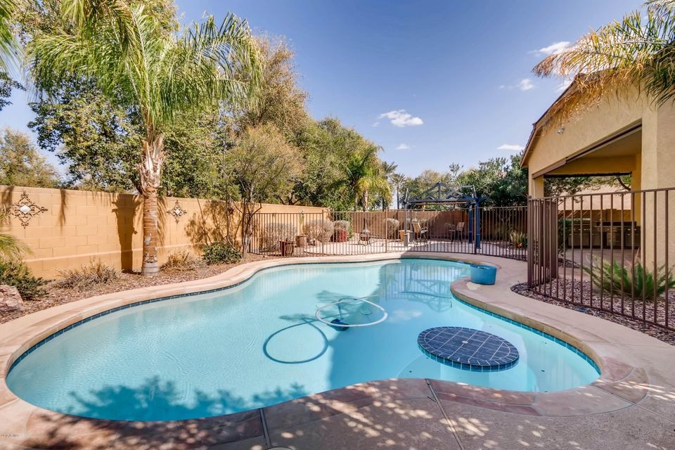 Sparkling Pool with swim up bar