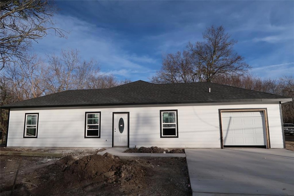 1208 S Howeth St, Gainesville, TX 76240 - photo 1