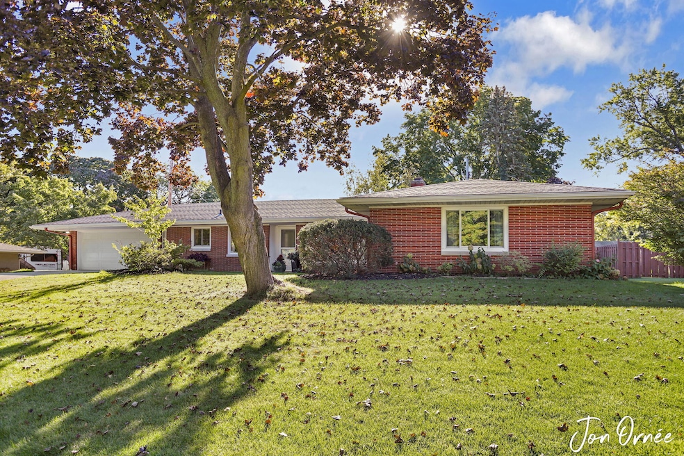 814 Bertsch Dr, Holland, MI 49423 - photo 1