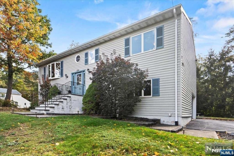 124 Papscoe Rd, Hewitt, NJ 07421 - photo 1